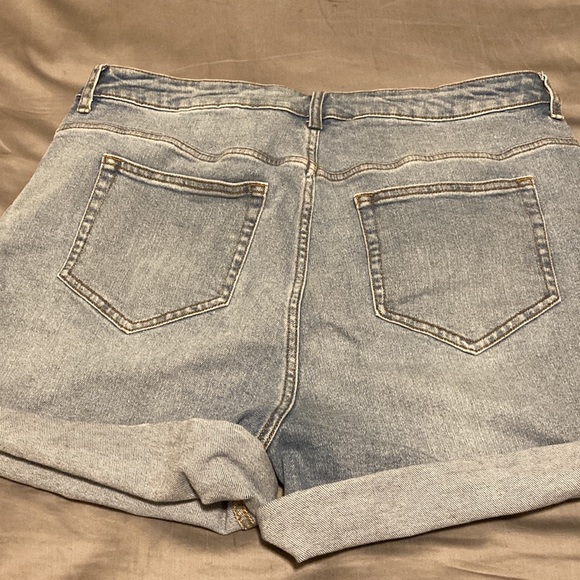 Hot Topic Denim Mom Cuffed Shorts - Picture 3 of 4